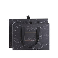 Boîte cadeau de luxe minimaliste avec logo personnalisé, fermeture magnétique, design simple pour vêtements et accessoires