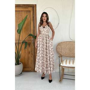 Vestido floral marrón al por mayor con tirantes finos, cintura imperio, corte A, tejido transpirable, para uso diario informal - Product Image 4