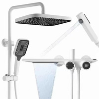 Ensemble de douche moderne gris cuivre avec panneaux de douche, jet pluie, affichage LED, grande table de rangement et sortie d'eau