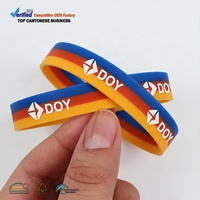 Bracelet en silicone personnalisé avec logo couleur et breloque, idéal pour la promotion et les cadeaux