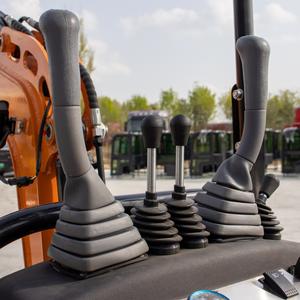 Miniexcavadora Ligera Avanzada HIGHTOP HT10G para Excavación de Servicios Públicos con 7Kw, Estándares CE y EPA para una Eficiencia Óptima - Product Image 5