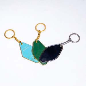 Porte-clés personnalisé en métal émaillé souple avec logo personnalisé 3D 2D en alliage de zinc Style cartoon Porte-clés à sublimation - Product Image 3