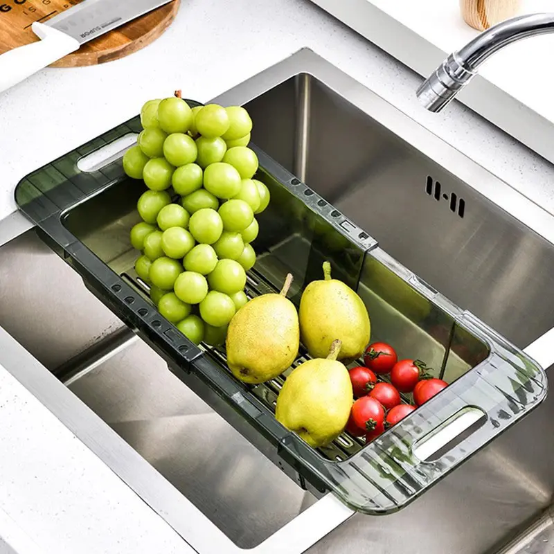 Trên bồn rửa chén colander giỏ rửa rau và trái cây, ráo mì ống nấu chín và các món ăn khô