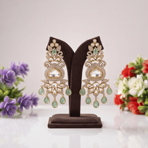 Boucles d'oreilles pendantes longues en Kundan Polki non taillées, couleur vert émeraude, plaquées or, style statement, pour mariée indienne, à porter lors de mariages. - Product Image 3