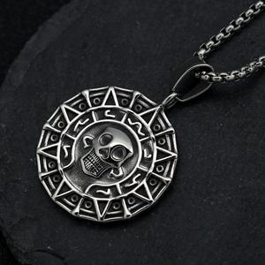 Collar de hombre con calavera de oro azteca de Piratas del Caribe, collar de moneda vintage, colgante vikingo al por mayor - Product Image 1