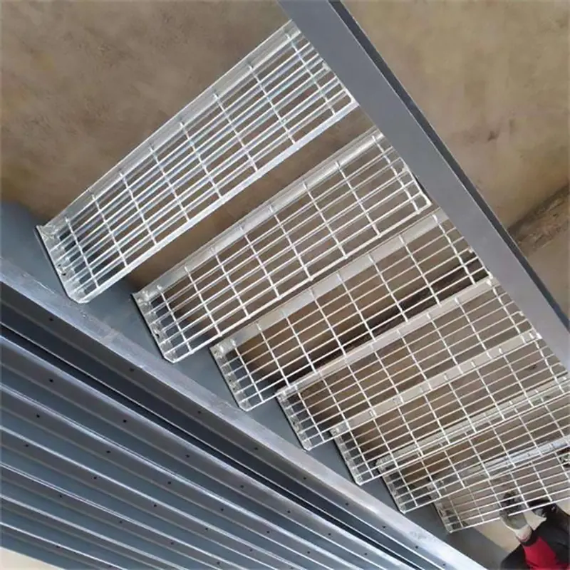 Gradini per scale con griglia in acciaio antiscivolo Lowes per scale a gradini tendenza per scale in acciaio industriale personalizzata
