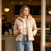 Veste isolante à capuche imperméable pour femme avec logo, doublure thermique, design moderne élégant et confortable, touche de luxe pour l'hiver