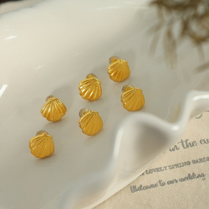 Pendientes de Concha Dorados, Par de Joyas de Moda de Estilo Retro Minimalista - Product Image 3