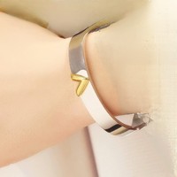 Offre Spéciale mode minimaliste sans ternissement en acier inoxydable lettre tridimensionnelle Relief Bracelet en forme de V