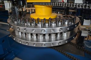 Prensa Punzonadora Mecánica CNC de Torreta, Hidráulica de Alta Eficiencia, 32 Estaciones, Cambio Rápido de Herramientas, para Punzonado de Chapa Metálica, con Bomba de Motor de Rodamientos - Product Image 3