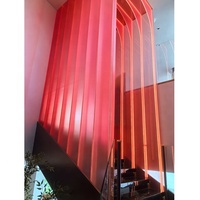 Composant décoratif en acrylique rouge à effet lumineux pour escalier, projet de décoration en acrylique sur mesure