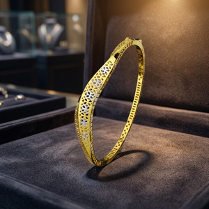 Bague de créateur finition or avec motif floral ajouré, bijou élégant et léger pour femme, style traditionnel et moderne, idéal pour les fêtes et comme cadeau. - Product Image 3