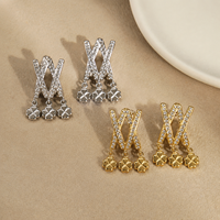 Boucles d'oreilles clous populaires Double X avec breloque trèfle à quatre feuilles entièrement sertie de diamants, plaqué or PVD, strass brillants, bijoux en acier inoxydable pour soirée