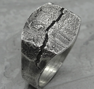 Anillo de plata agrietado brutal para hombres y textura áspera hecha a mano que se asemeja a un anillo de boda grueso de meteorito - Product Image 1