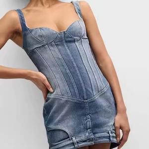 Robes en jean en gros pour femmes, sexy, à fines bretelles, vintage, délavées, mini, moulantes, avec patchs en jean, pour l'été - Product Image 3