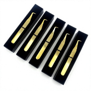 Pince à épiler pour extensions de cils à 90 degrés, en acier inoxydable et plaqué or, avec emballage en boîte noire - Product Image 2