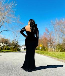 Atemberaubendes schwarzes Partykleid mit langen Ärmeln, quadratischem Ausschnitt und bodenlangem Schnitt, besetzt mit Strasssteinen. - Product Image 4