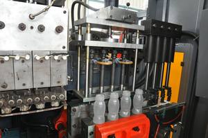 Máquina de Moldeo por Soplado por Extrusión Multicapa 2S2L-TH con Cabezal de Extrusión Multicapa - Product Image 3