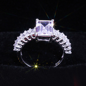 Anello Minimalista Quadrato alla Moda, Elegante Gioiello da Donna - Product Image 4