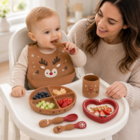 Ensemble de sevrage pour bébé en silicone personnalisé OEM pour Noël - Kit d'alimentation de 5 pièces pour les fêtes avec bavoir renne, tasse et assiette cœur