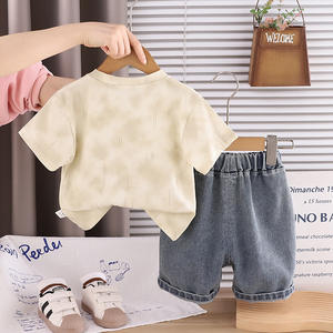 Nouvel ensemble de vêtements d'été 2026 pour garçon : <span class=keywords><strong>chemise</strong></span> <span class=keywords><strong>beige</strong></span> à manches courtes imprimée lettres + short en jean, ensemble 2 pièces - Product Image 3