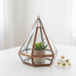 Terrarium en verre en forme de pyramide avec cadre en métal or rose pour décoration suspendue et de table - Product Image 1