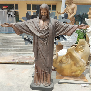 Statue de Jésus du Christ Rédempteur en bronze grandeur nature, lieu sacré religieux, cour de l'église BLVE, Rio de Janeiro - Product Image 2