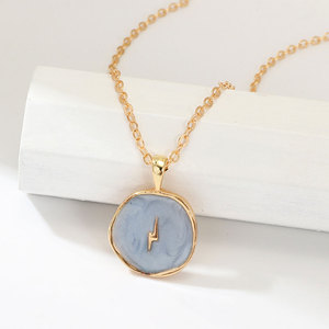 Collier chaîne avec médaille émaillée moderne en forme d'étoile à cinq branches, de lune et de foudre en cuivre - Product Image 6