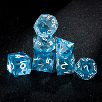 Ensemble de dés en résine transparente bleue et blanche à bords tranchants, faits à la main, 7 pièces, avec noyau liquide, adaptés aux jeux de rôle et aux donjons et aux dragons
