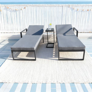 Ensemble de chaises longues doubles d'extérieur Coastal avec table d'appoint, couleur personnalisée, structure métallique, pour balcon, terrasse, mobilier décontracté résistant aux intempéries - Product Image 1