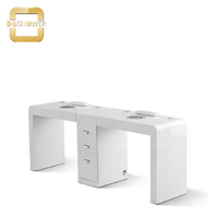 Chaise de pédicure design humanisation avec table de manucure blanche et mécanisme de vente bureau à ongles en verre