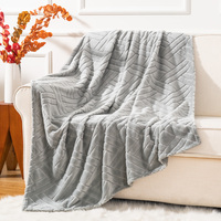 Plaid en flanelle gaufrée à chevrons géométriques 100 % polyester, 280 GSM, double face, doux et confortable, pour la décoration de la maison et des hôtels, faible MOQ
