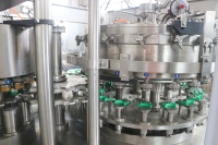 Machine de remplissage et de scellage automatique 2-en-1 pour bière en conserve à haute productivité avec une précision de 99 %