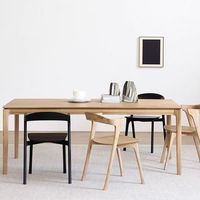 Chaise à dossier minimaliste moderne pour la maison, l'hôtel et la salle à manger, chaise de salle à manger en bois massif de couleur bois naturel