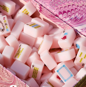 Estetik Moda Parfüm Temalı Amerikan Mahjong Seti 4 Katmanlı Pembe Beyaz Akrilik Mahjong Taşları Çiçekli Ejderha Tasarımı - Product Image 1