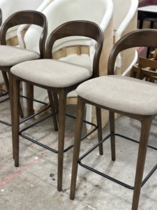 Sgabello da Bar Moderno e Elegante JP, Design Imbottito Durevole con Struttura in Legno, Sedia Alta <span class=keywords><strong>per</strong></span> <span class=keywords><strong>Cucina</strong></span>, <span class=keywords><strong>Soggiorno</strong></span>, Hotel - Product Image 5