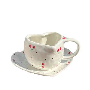 Juego de Taza y Platillo de Cerámica Pintada a Mano con Forma de Corazón, Diseño de Cereza, de Alta Calidad Estética - Product Image 1