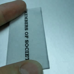 Etiqueta Tejida Plateada Lavable, Ultra Cómoda y Ecológica, Certificada Oeko-Tex Clase 1, Corte Ultrasónico, 90 Piezas por CM - Product Image 2