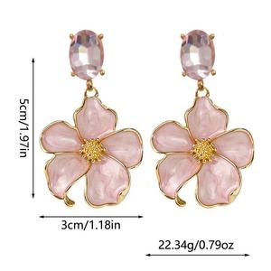 Boucles d'oreilles tendance de style rétro français, nouveau design de fleurs roses à effet goutte, douces et élégantes, en alliage de cuivre avec pierre principale en ambre - Product Image 2