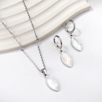 Ensemble de bijoux en acier inoxydable pour femmes, collier et boucles d'oreilles en forme de feuille, design minimaliste imperméable, coquille blanche