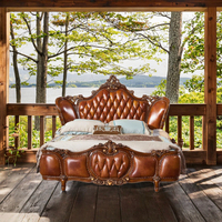 Lit à baldaquin de style victorien de luxe avec tête de lit capitonnée en cuir marron et sculptures en bois