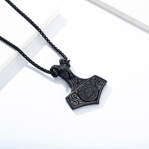 Collar de acero de titanio estilo retro vikingo con cabeza de carnero y martillo de Thor, bolígrafo con brújula de runas y nudo triangular vikingo. - Product Image 4
