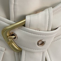 Veste en cuir blanche élégante pour femme avec col en V et détails boutonnés dorés