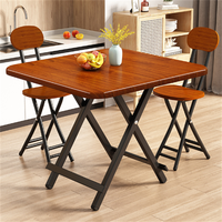 Ensemble de table et de chaises pliantes en bois d'extérieur, design moderne, durable et écologique, forme carrée