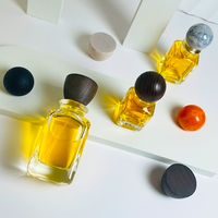 Bouteille de parfum de cube carré de prix bas d'usine 30ml 50ml 100ml bouteilles en verre de parfum de parfum de jet clair avec le chapeau en bois