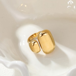 Anillo de acero de titanio que no se decolora, elegante y exclusivo, anillo de estilo de alta gama, anillo versátil con apertura ajustable, anillo al por mayor para mujer. - Product Image 2
