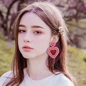 Pendientes Colgantes Hipoalergénicos de Latón con Cuentas de Arroz Blancas y Rosas en Forma de Corazón Geométrico de Moda Creativa Tejida para Mujer UIONEN 1826 - Product Image 4