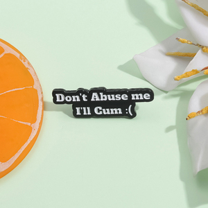 Non abusare di Me, io Gum semplice spilla in smalto con lettera, vestiti con spilla, zaino con risvolto, regalo di gioielli per gli amici - Product Image 1