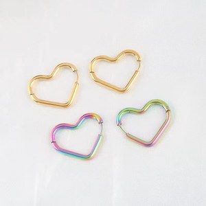 Boucles d'oreilles en forme de cœur, en acier titane doré, bijoux minimalistes à la mode, cadeau pour femmes - Product Image 3