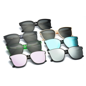 แว่นกันแดด ยูวี 400 กรอบพีซี ป้องกันรังสียูวี 400 คลาส 2  ดีไซน์ทันสมัย สีเทา - Product Image 1